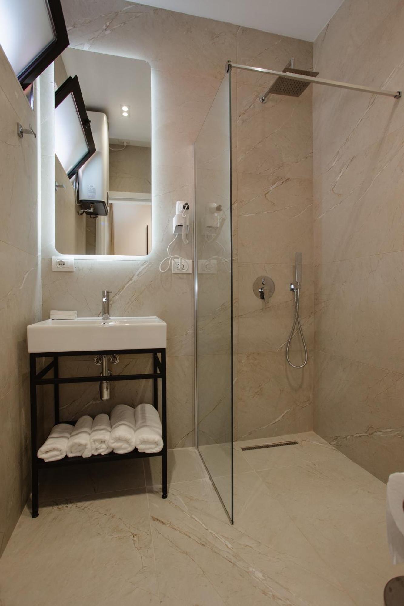 Downtown Hotel Shkodër 外观 照片